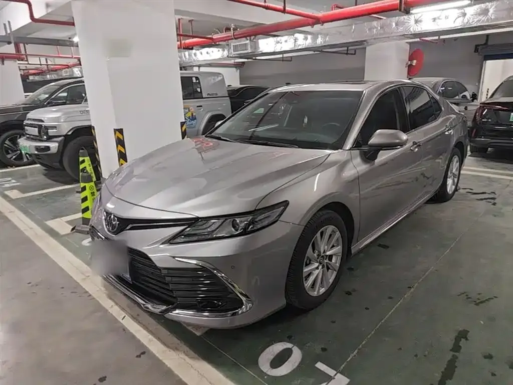 Toyota Camry — фото 1
