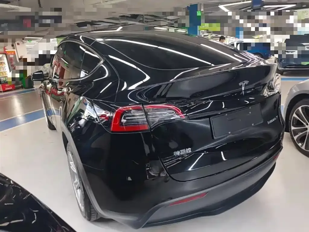 Tesla Model Y — фото 10