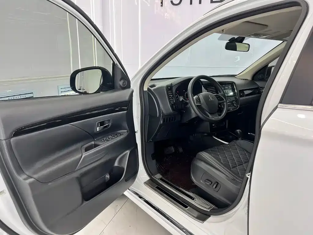 Mitsubishi Outlander 2022 из CN, фото 10