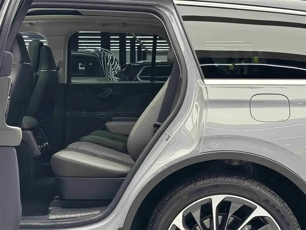 Lincoln Aviator — фото 8