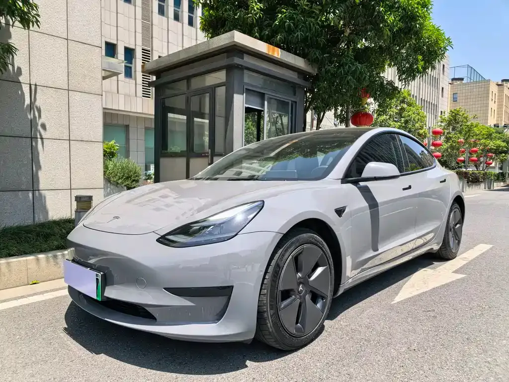 Tesla Model 3 — фото 1