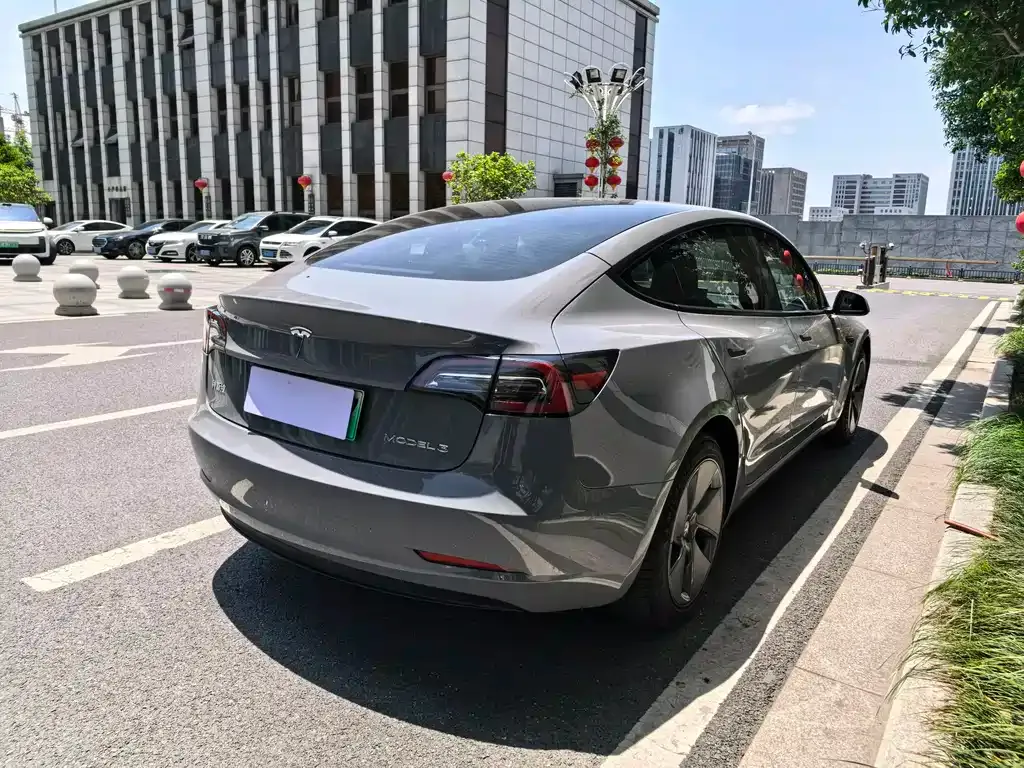 Tesla Model 3 — фото 9