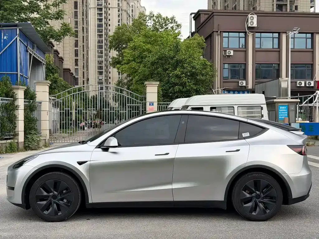 Tesla Model Y — фото 10