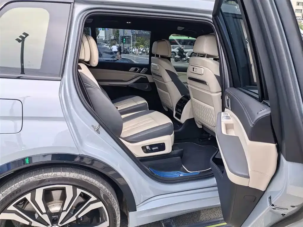 BMW X7 M60i 2023 из CN, фото 2