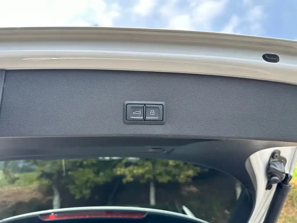 Audi Q2L — фото 8