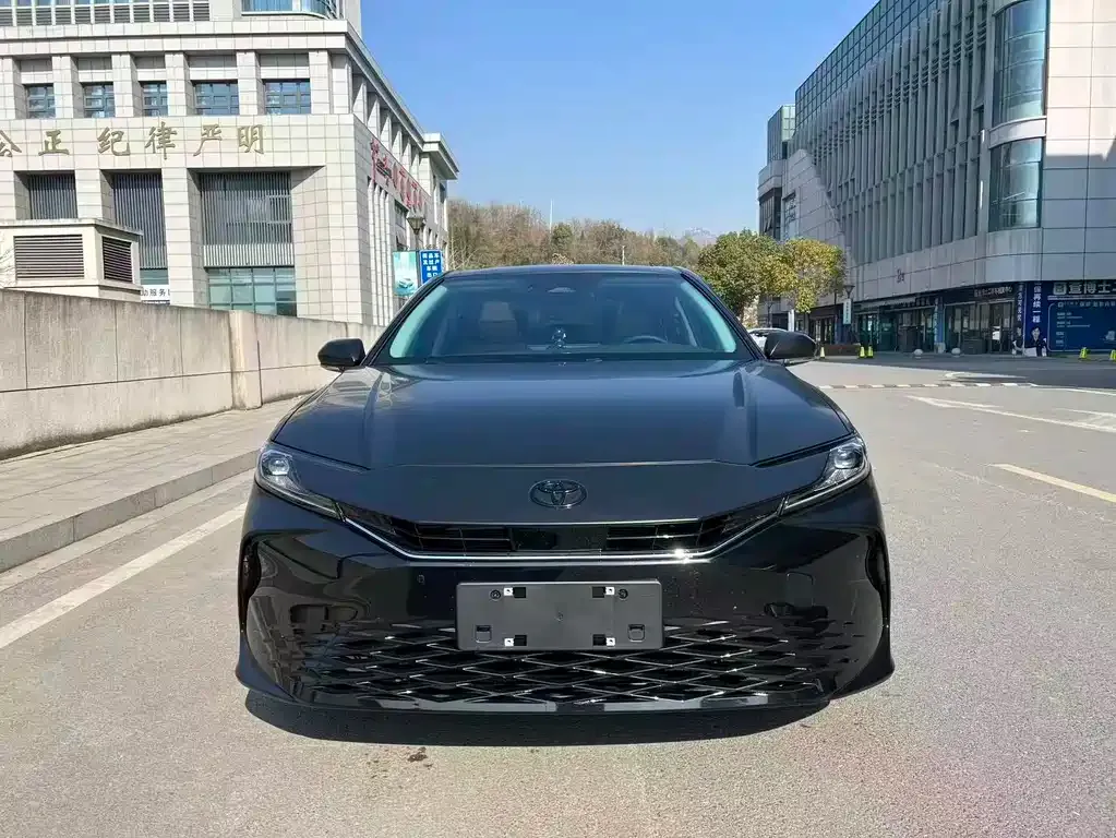 Toyota Camry — фото 1