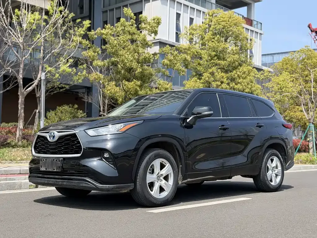 Toyota Highlander — фото 1