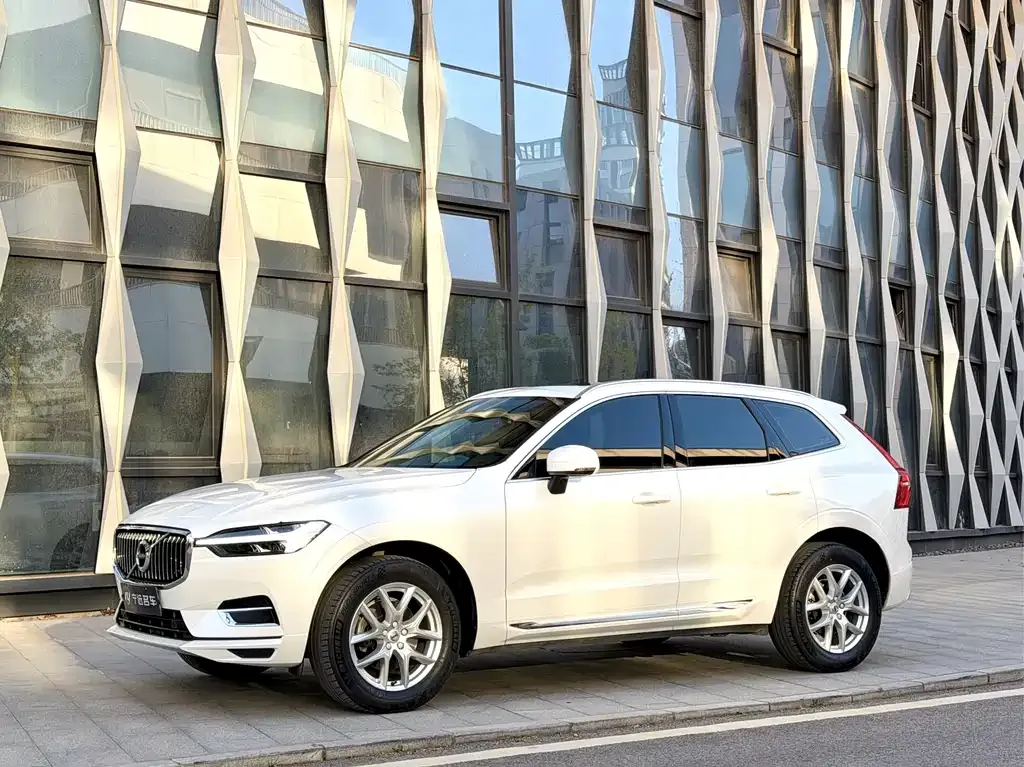 Volvo XC60 — фото 1