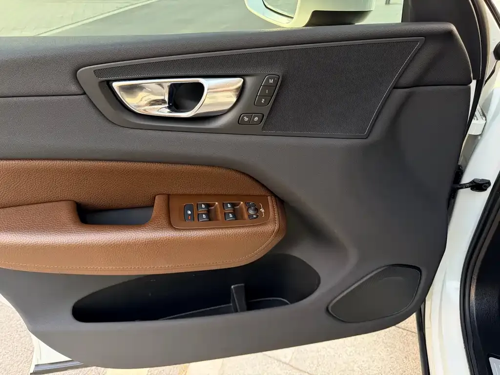 Volvo XC60 — фото 2
