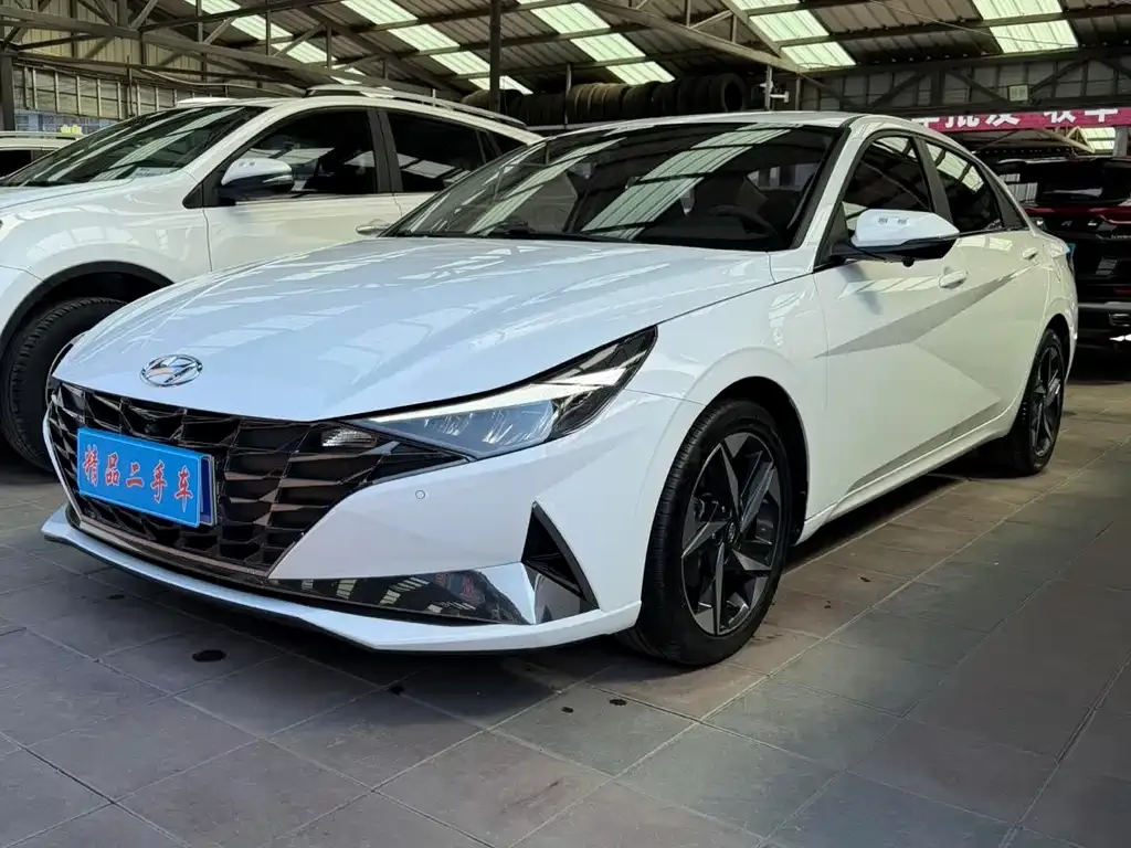 Hyundai Elantra — фото 1