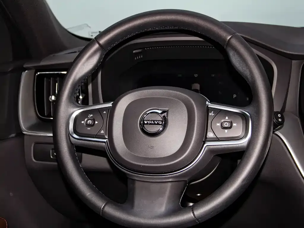 Volvo XC60 — фото 8