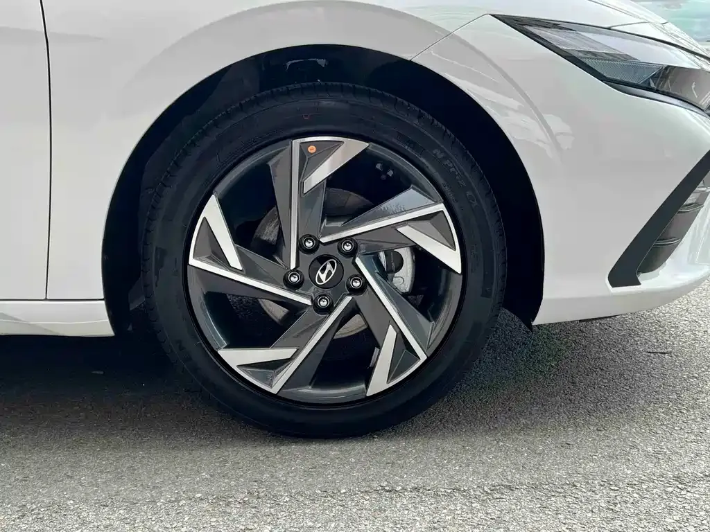 Hyundai Elantra — фото 3