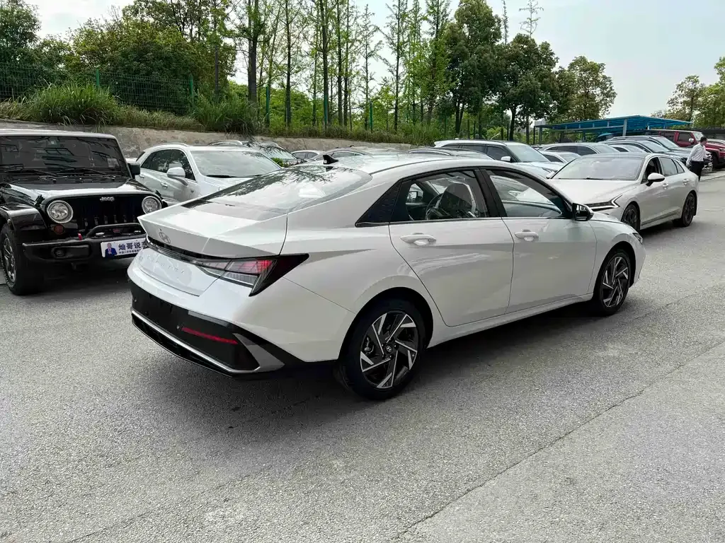 Hyundai Elantra — фото 9
