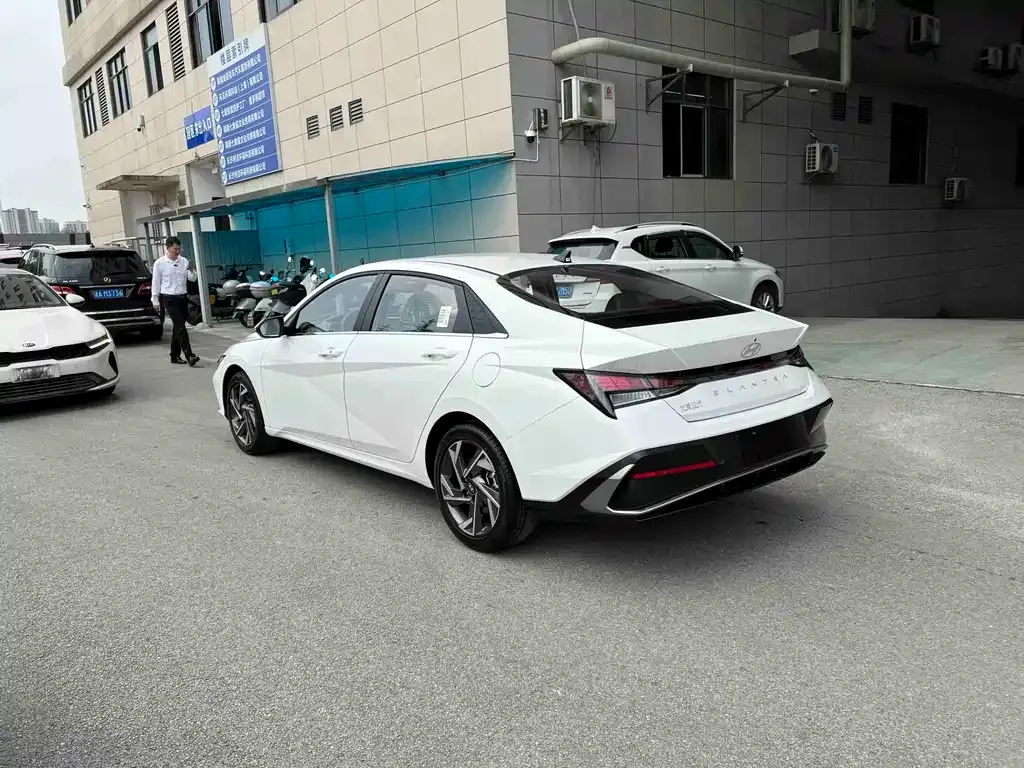Hyundai Elantra — фото 7