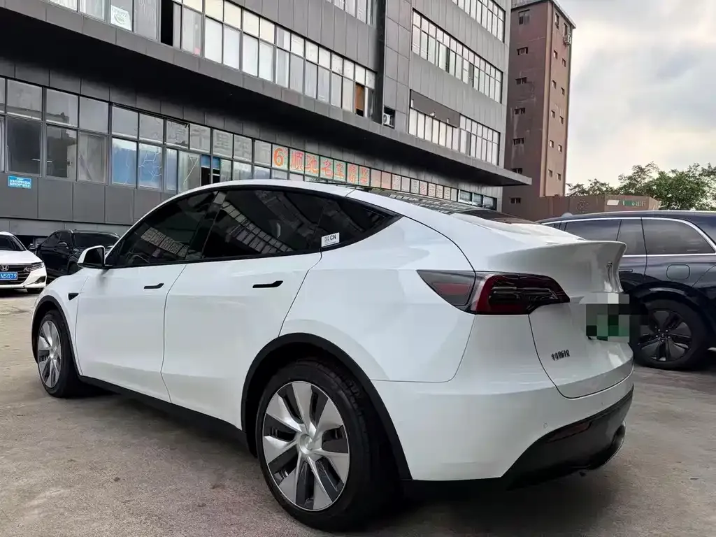 Tesla Model Y — фото 4