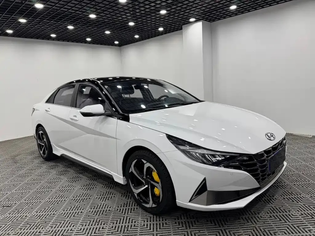 Hyundai Elantra — фото 1
