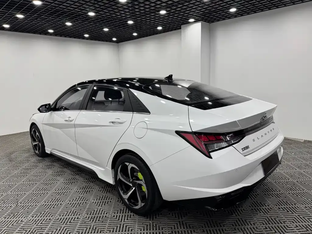 Hyundai Elantra — фото 8