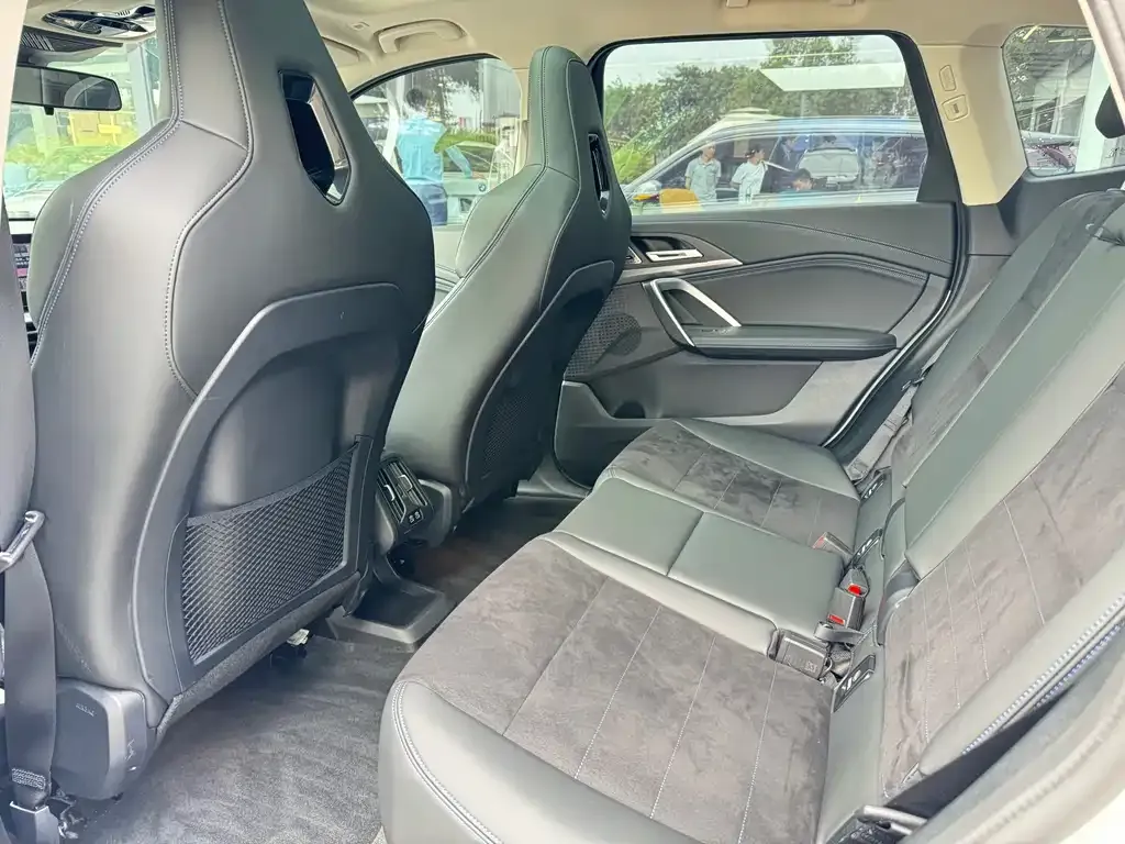 BMW iX1 2024 из CN, фото 2
