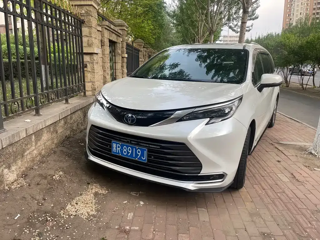 Toyota Sienna — фото 1