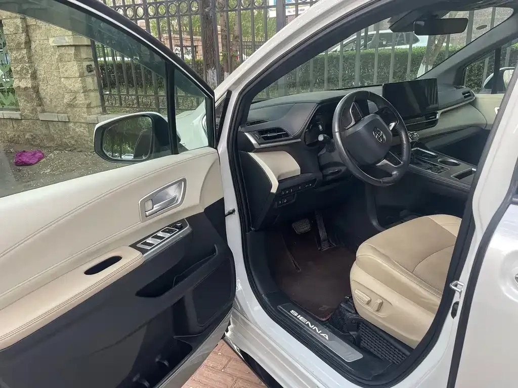 Toyota Sienna — фото 10