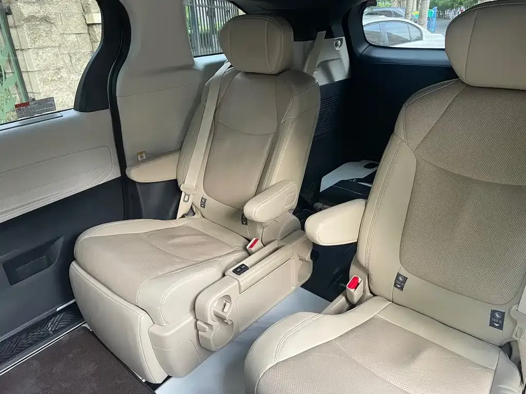 Toyota Sienna — фото 4