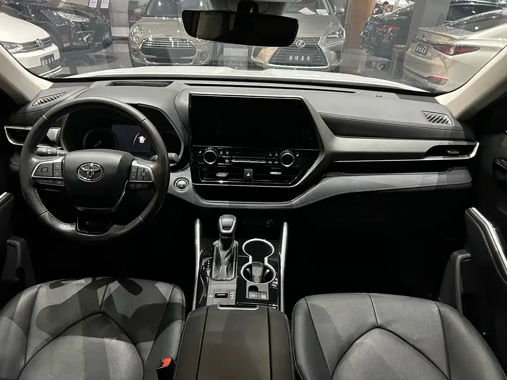 Toyota Highlander — фото 10