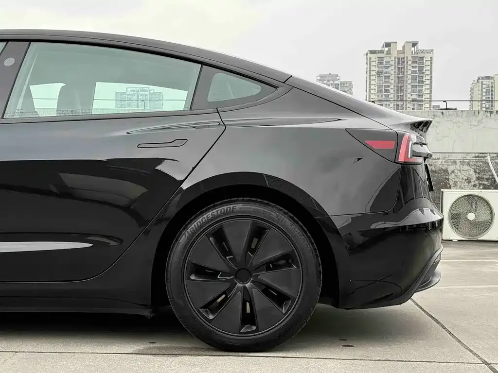 Tesla Model 3 — фото 2