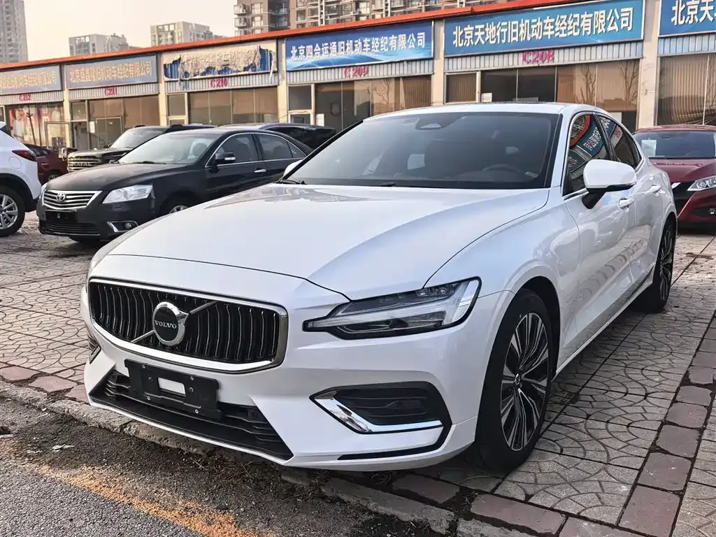Volvo S60 — фото 1
