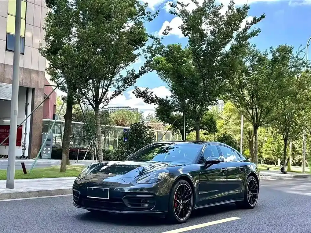 Porsche Panamera — фото 1