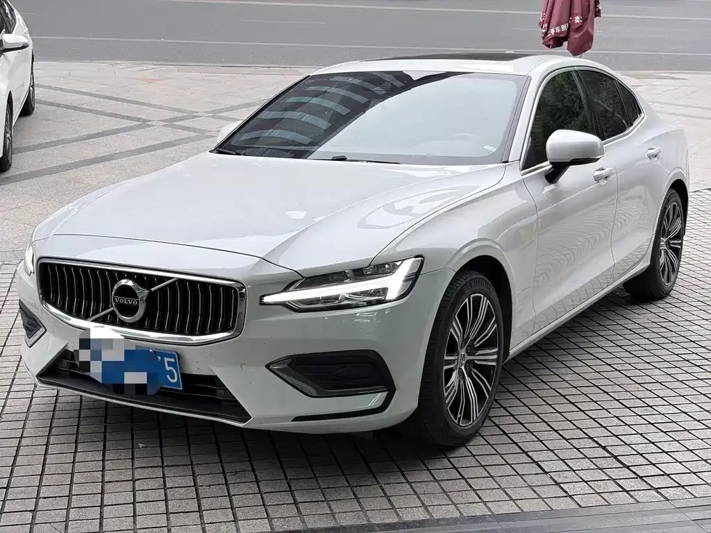 Volvo S60 — фото 1