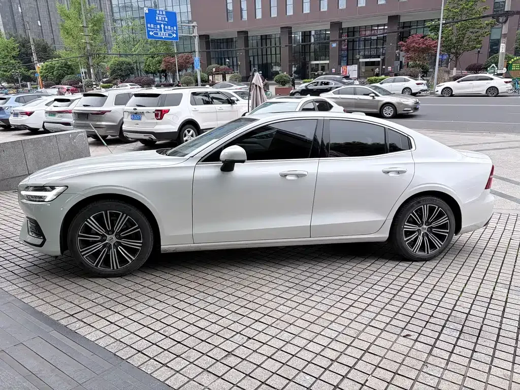 Volvo S60 — фото 10