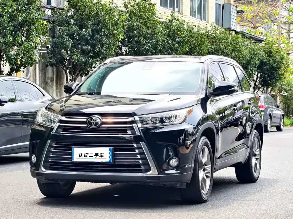 Toyota Highlander — фото 1