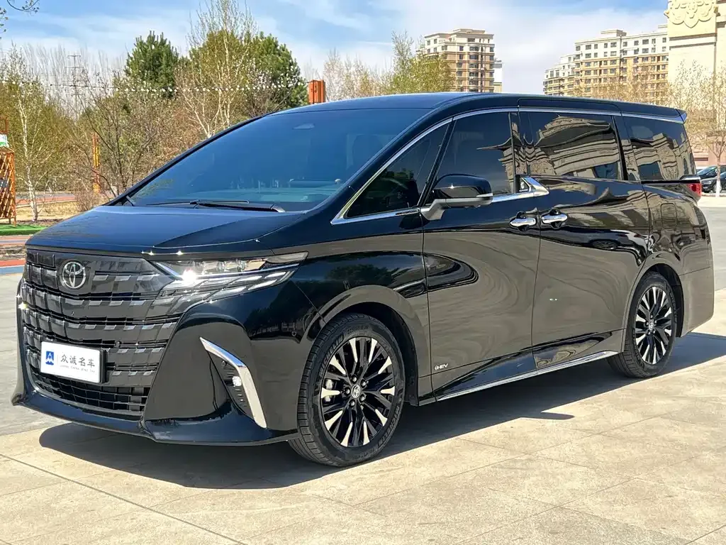 Toyota Alphard — фото 1