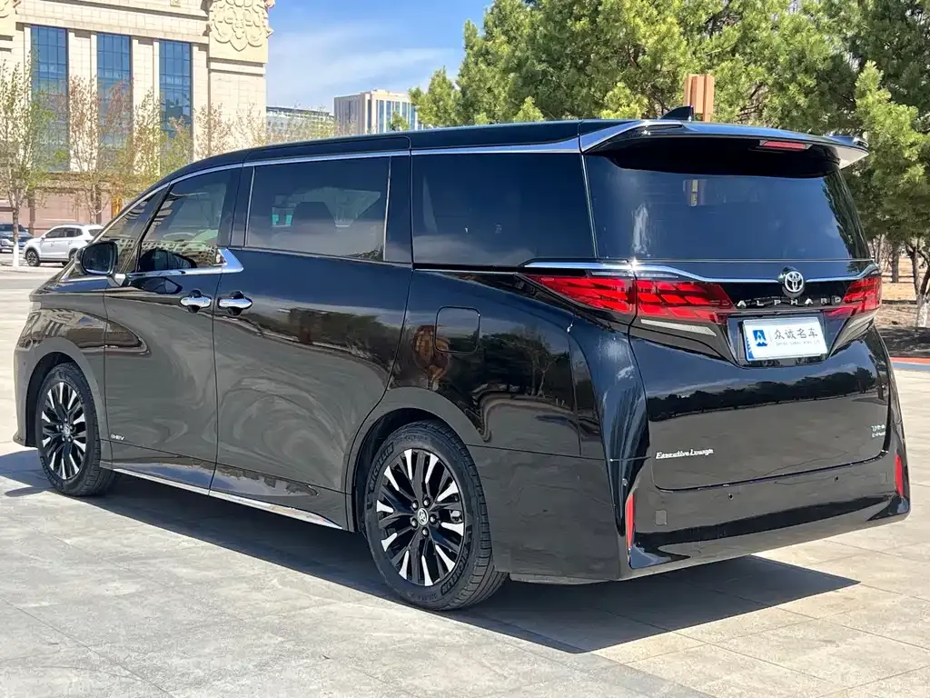 Toyota Alphard — фото 8