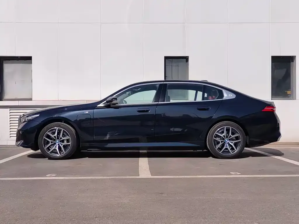 BMW i5 — фото 8