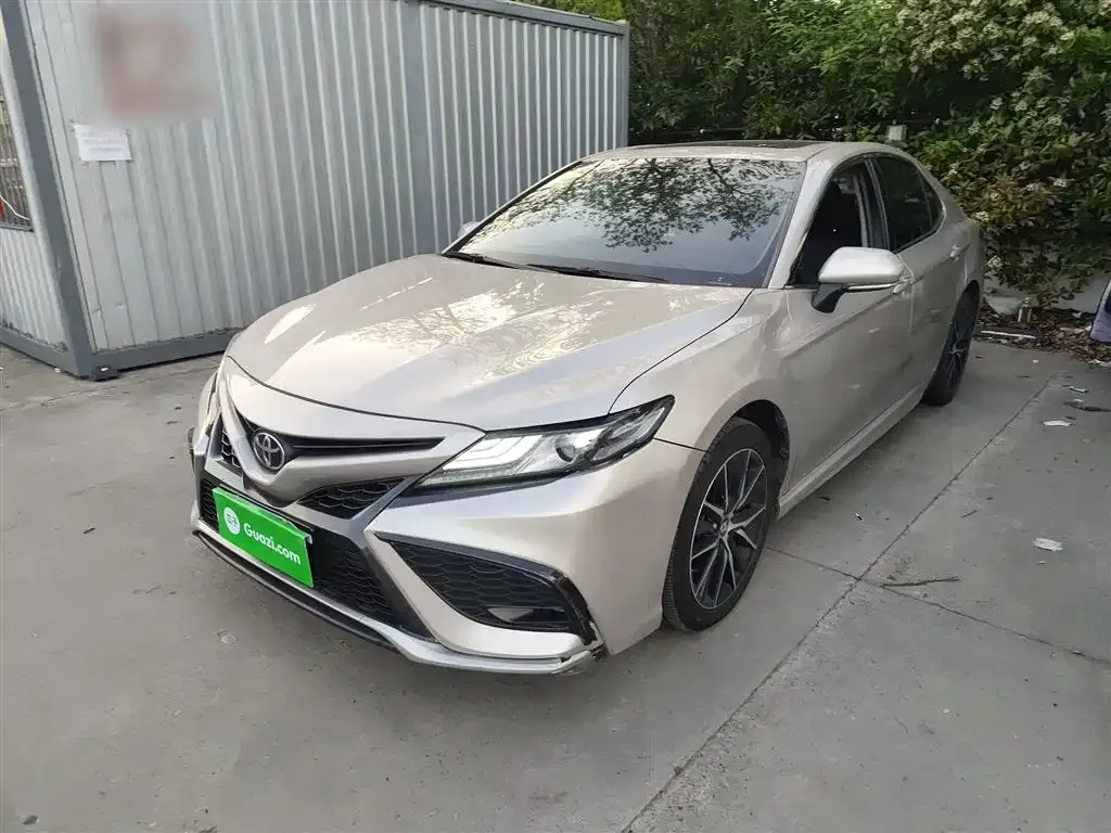 Toyota Camry — фото 1