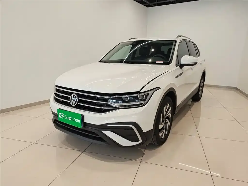 Volkswagen Tiguan L — фото 1