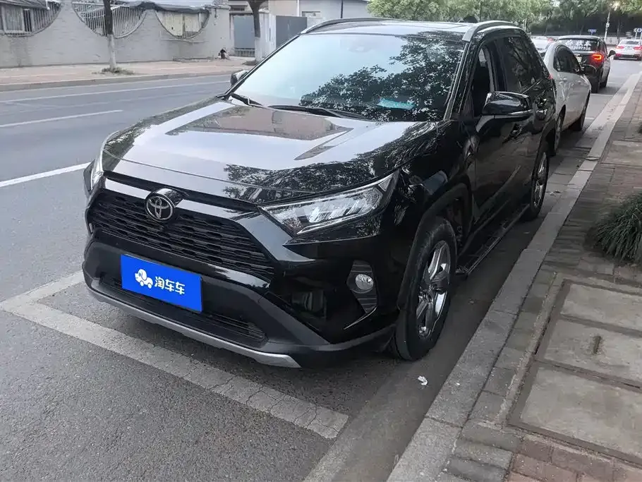 Toyota RAV4 — фото 1