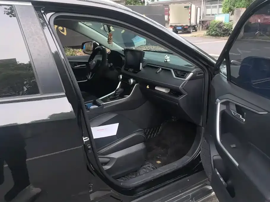 Toyota RAV4 — фото 7
