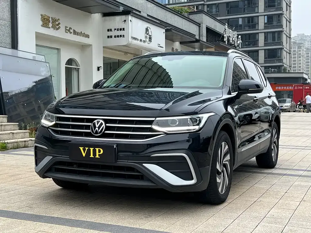 Volkswagen Tiguan L — фото 1