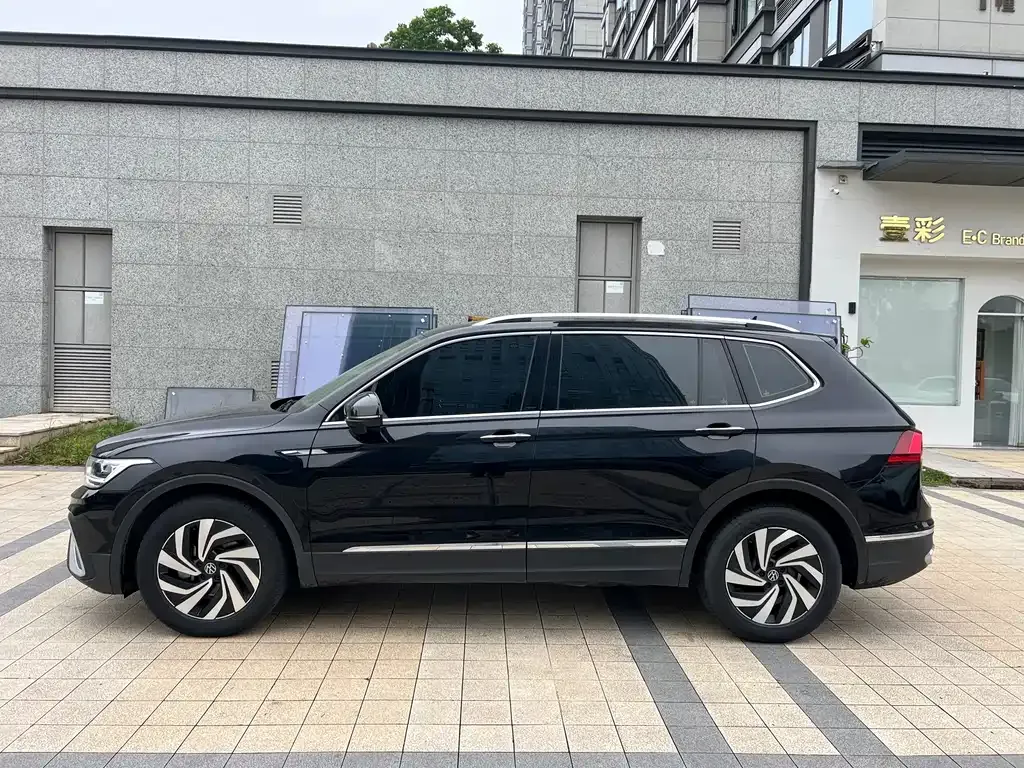 Volkswagen Tiguan L — фото 6