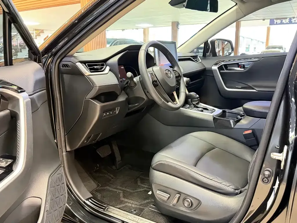 Toyota RAV4 — фото 4