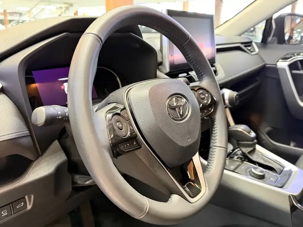 Toyota RAV4 — фото 8