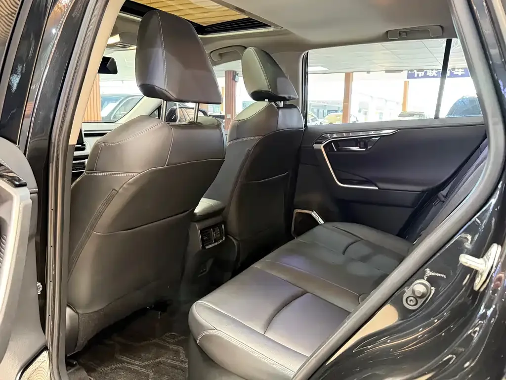 Toyota RAV4 — фото 10