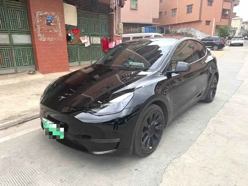 Tesla Model Y — фото 1