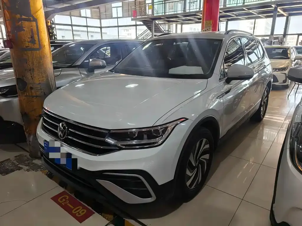 Volkswagen Tiguan L — фото 1
