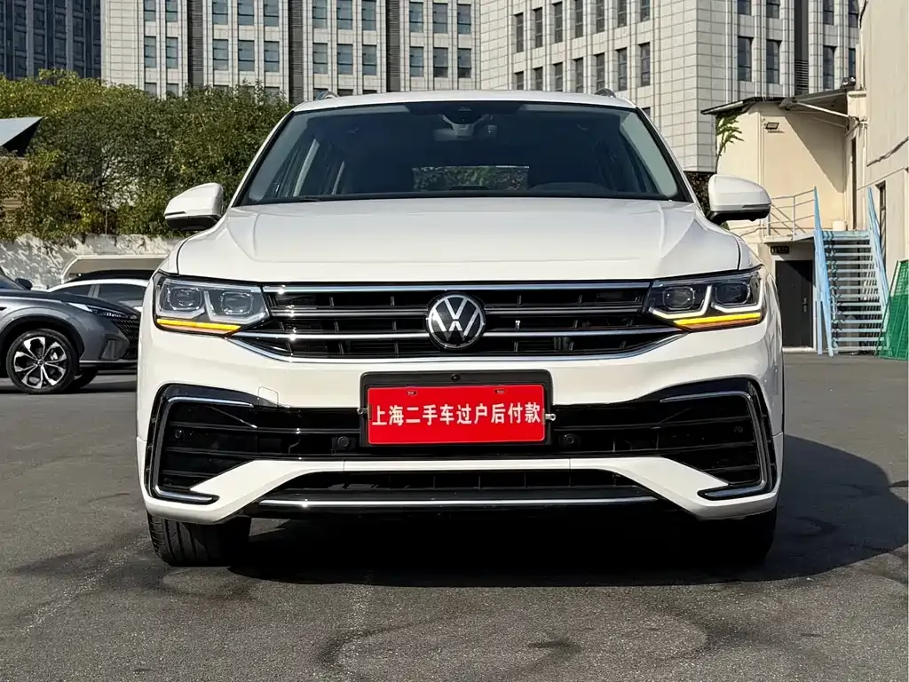 Volkswagen Tiguan L — фото 1