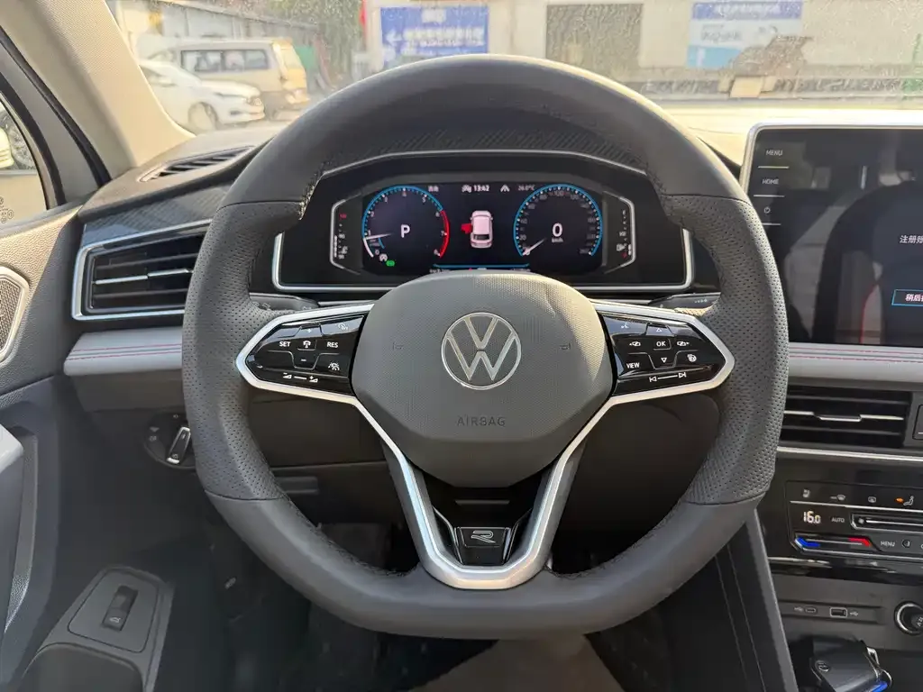 Volkswagen Tiguan L — фото 4