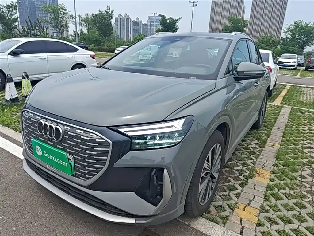 Audi Q4 e-tron — фото 1