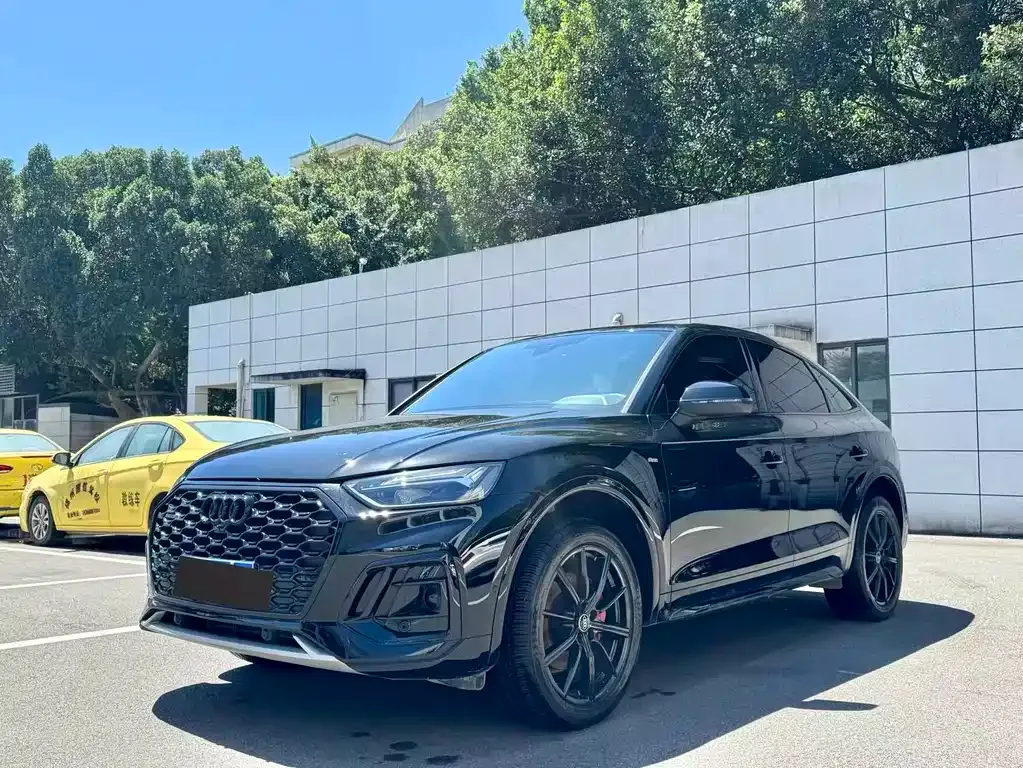 Audi Q5L Sportback — фото 1